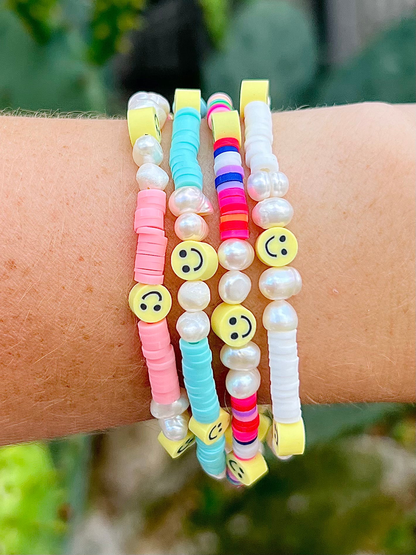 MOREL NATURAL WHITE BEADS BRACELET WITH COLORFUL SMILEY PENDANT